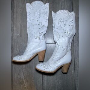 EUC Designer Anna Sui White Leather Cutout Flower Patterned Heeled Cowboy Boots